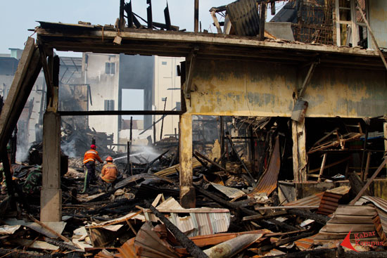 Lebih dari 10 tim pemadam kebakaran dikerahkan untuk memadamkan api yang melalap kompleks Pasar Tengah Pontianak.
