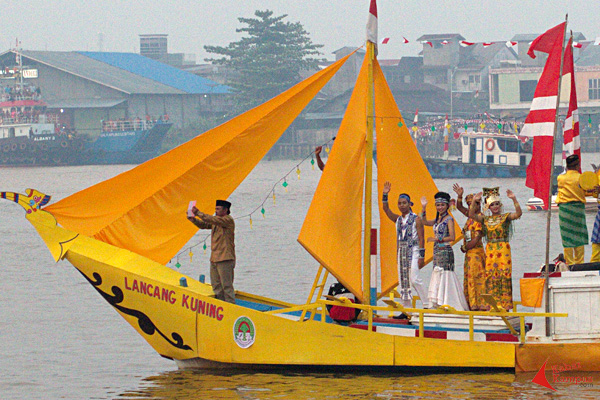 Salah satu perahu hias yang mengambil tema legenda bangsa Melayu, yakni Perahu Lancang Kuning saat menyusuri Sungai Kapuas, Pontianak, Sabtu (22/08/2015)