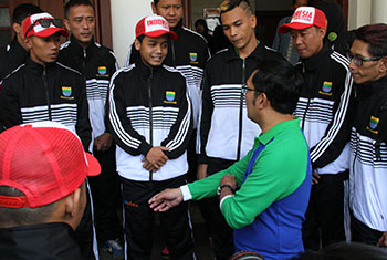Ridwan Kamil, Walikota Bandung,  melepas tim Indonesia untuk mengikuti Homeless World Cup 2015 di Asterdam, Rabu, (09/09/2015). FOTO : FAUZAN