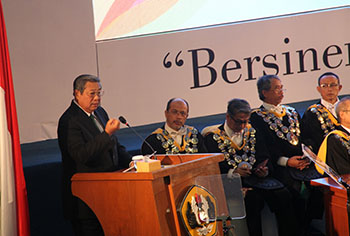 SBY menyampaikan orasi dalam Dies Natalis Unpad ke-58. FOTO : FAUZAN