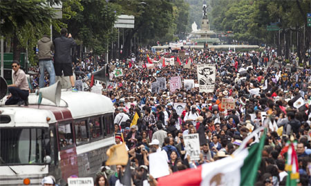 Ribuan orang melakukan demonstrasi peringatan terbunuhnya 43 mahasiswa Meksiko, Sabtu (26/09/2015). FOTO : Brett Gundlock / Getty Images