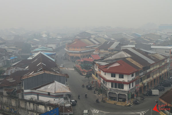 Kabut asap menutupi kota Singkawang, Kamis (10/09/2015.