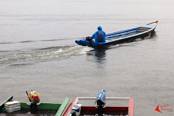 Penambang perahu motor menggantungkan hidup dari aktivitas penyeberangan di Sungai Sekura, Sambas, Kamis (15/09/2015)