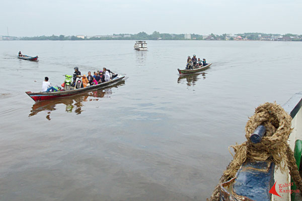 Suasana di Sungai Sekura, Kabupaten Sambas, Kamis (04/09/2015).