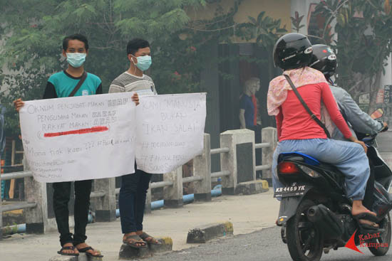 Forum Anak Cinta Singkawang kampanye #melawanasap serta membagikan masker kepada warga, Kamis sore (17/09/2015). Dalam dua hari terakhir kabut asap pembakaran hutan kian pekat menyelimuti kota Singkawang.