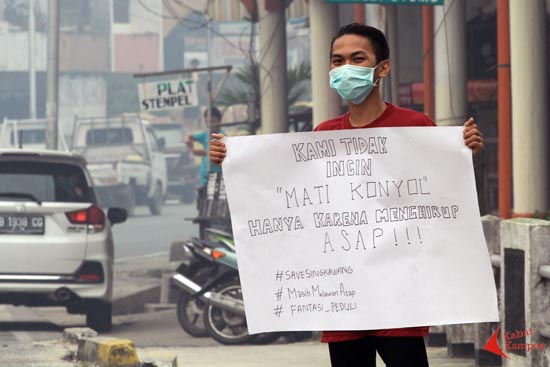 Forum Anak Cinta Singkawang membentangkan spanduk protes atas pembakaran hutan yang menyebabkan terganggunya proses belajar di Singkawang, Kamis sore (17/09/2015).