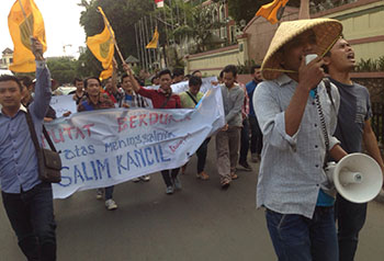 Aktivis PMII Cabang Ciputat gelar aksi solidaritas untuk Salim Kancil di depan kampus, UIN, Jakarta, Kamis, (01/10/2015). Foto : 