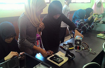 Mahasiswa Elektro Unhas gelar pelatihan IT untuk siswa MAN 2 Model Makassar. Dok.    OKJE FT-UH