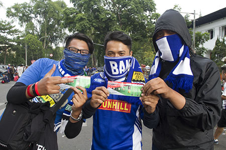 Bobotoh Persib menunjukkan tiket Final Piala Presiden antara Persib Bandung melawan Sriwijaya FC. Foto : Frino B.