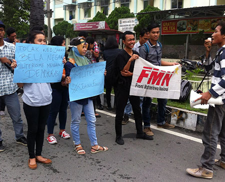 Aksi kampanye FMN menolak  program wajib militer di kota Medan, Senin, (19/10/2015). 