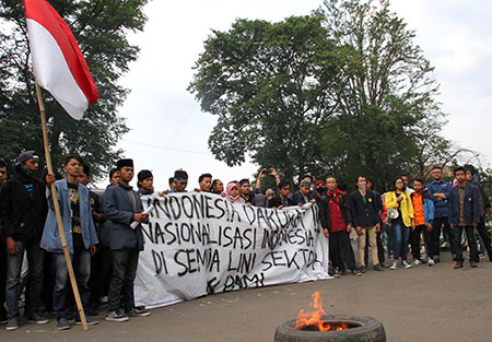Mahasiswa dari berbagai daerah di Indonesia membakar ban di depan Gedung Sate, Bandung, Senin, (19/10/2015). Foto : Fauzan