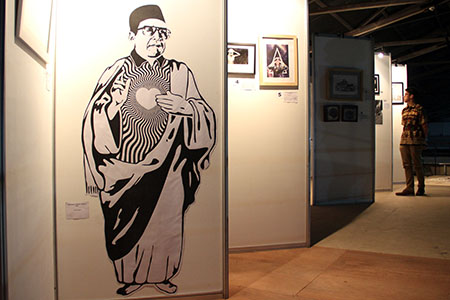 Seorang pengunjung tengah meilihat sejumlah lukisan dalam pameran lukisan tentang toleransi di Spasial GudangS Selatan Bandung. Foto : Ahmad Fauzan Sazli