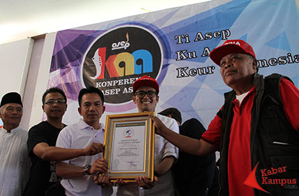 Acara Konperensi Asep-Asep mendapatkan penghargaan dari Original Rekor Indonesia. Foto : Fauzan Sazli