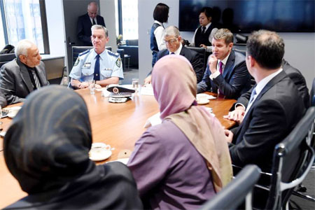 Menteri Utama NSW, Mike Baird, menjamu pertemuan yang dihadiri polisi, para pemimpin Muslim dan sejumlah anggota Parlemen. FOTO : AAP, Paul Miller