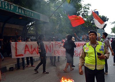 Mahasiswa IISIP menggelar aksi menolak Pergub Ahok mengenai pelarangan aksi di depan Istana.[]