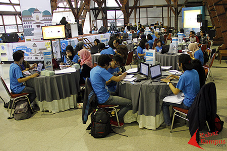 Sejumlah mahasiswa mengikuti lomba visualisasi data menjadi grafik di kampus ITB, Bandung, Kamis, (26/11/2015). FOTO : Fauzan