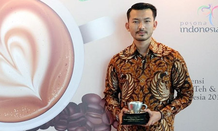 Rio Dewanto meraih penghargaan Penggiat Pangan Lokal di Jakarta (24/11/2015).
