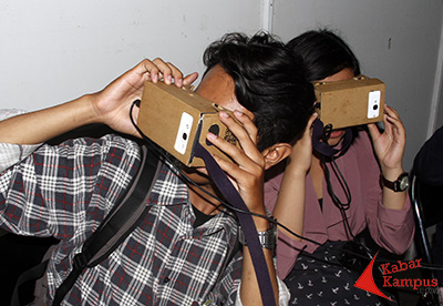 Dua mahasiswa sedang memainkan permainan virtual games di ITB Insight Festival 2015. FOTO : FAUZAN