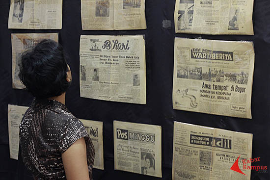 Seorang pengunjung mengamati kumpulan media massa masa lalu di stand AJI Kota Semarang dalam acara Festival Media 2015 di Kampus Unika Atmajaya Jakarta, Minggu (15/11/2015). 