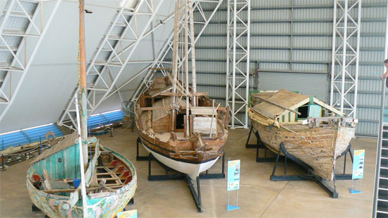 Perahu tradisional di Museum dan Galeri Seni Northern Territory.