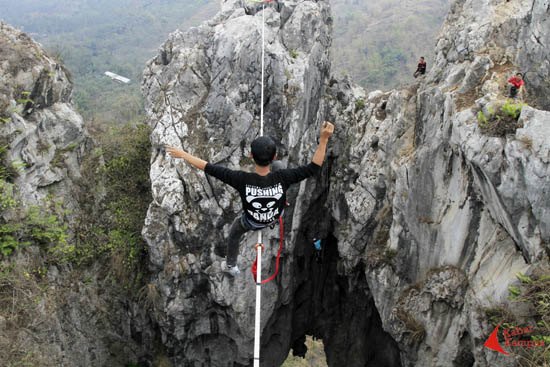 Olah raga ekstrem highline di Gunung Hawu dengan ketinggian 70 MDPL dan lebar 30 meter.