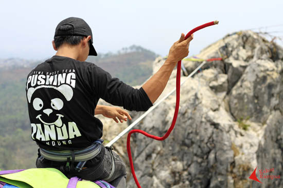 Komunitas Pushing Panda memanfaatkan Gunung Hawu sebagai tempat olah raga ekstrem hinghline.