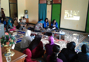 Suasana Sosialisasi Pilkada di salah satu rumah warga di Sumedang, Jawa Barat. Foto : Rahma