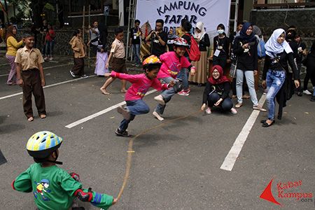Anak-anak sedang memainkan permainan lompat karet di Kampung Tatar Padjajaran, Unpad, Bandung, Sabtu, (05/12/2015). FOTO : FAUZAN SAZLI