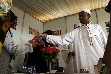 Mahasiswa asal Sudan sedang memberikan minuman khas Sudan kepada pengunjung Internasional Day 2015 di kampus Unpad Jatinangor. Foto : Fauzan