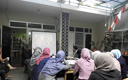 Kegiatan nonton bareng film "KAA Effect" di Tobucil , Bandung, Minggu, (20/12/2015).