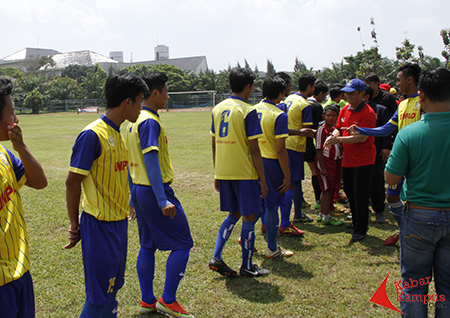 Dr. Didin Wahidin, Direktur Kemahasiswaan dan Penyiapan Karir Kemenristek Dikti menyalami pemain yang siap bertanding dalam Kejuaraan Sepak Bola antar Perguruan Tinggi di Lapangan Bola UPI, Bandung, Sabtu, (26/12/2015). FOTO : AHMAD FAUZAN SAZLI