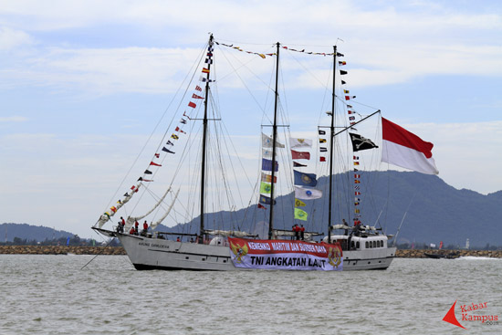 Kapal berbendera tengkorak ini adalah KRI Arung Samudera yang telah 20 tahun menjelajah perairan Indonesia dan dunia. FOTO : FRINO BARIARCIANUR
