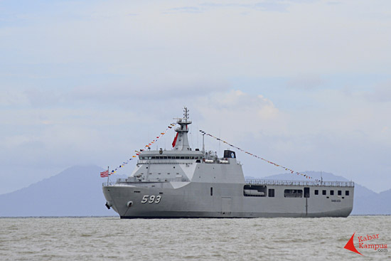 KRI Banda Aceh (593) merupakan kapal perang yang pernah diterjunkan mencari pesawat AIR ASIA QZ 8501. Mulai beroperasi pada tahun 2011. FOTO : FRINO BARIARCIANUR