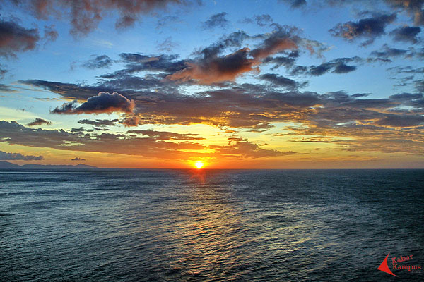 Sunset dilihat dari titik Kilometer Nol Indonesia, Pulau Weh. FOTO : FRINO BARIARCIANUR