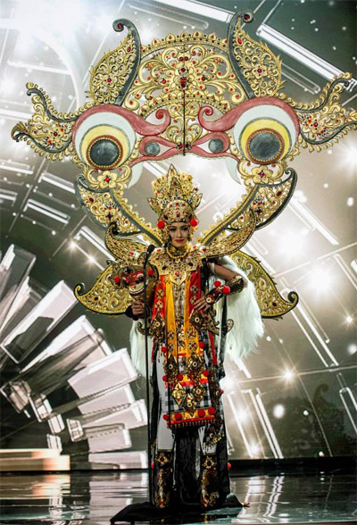 Puteri Indonesia 2015 Anindya Kusuma Puteri mengenakan kostum "Mystical Eyes of Barong" hasil rancangan Dynand Fariz saat tampil dalam pemilihan National Costume Miss Universe 2015 di Axis, Planet Hollywood. FOTO : www.lasvegassun.com