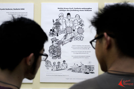 Anak muda mengamati ilustrasi tentang peristiwa kelam tahun 1965 dalam pameran ilustrasi bakal buku "Sejarah Gerakan Kiri Indonesia untuk Pemula" di Kantor LBH Jakarta, Salemba, Jumat (18/12/2015). FOTO : FRINO BARIARCIANUR