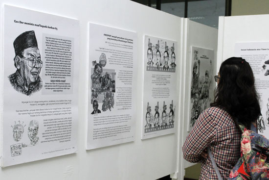Pameran Ilustrasi Bakal Buku "Sejarah Gerakan Kiri Indonesia untuk Pemula" mengajak publik membuka lembaran sejarah secara jujur. FOTO : FRINO BARIARCIANUR