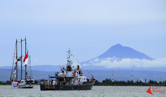 Kapal perang, patroli, dan peneliti milik Indonesia bersandar di perairan dangkal untuk mengamankan dan memeriahkan puncak acara Hari Nusantara di Pelabuhan Perikanan Samudera Lampulo, Banda Aceh, Minggu (13/12/2015). FOTO : FRINO BARIARCIANUR