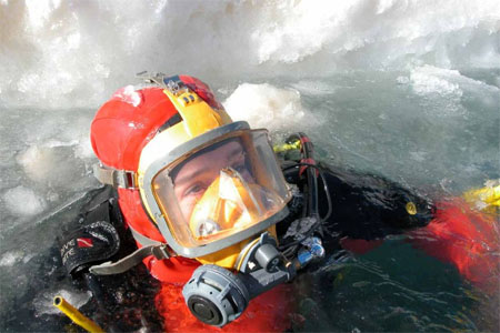 Menyelam di bawah es laut setebal 3 meter adalah yang terbaik, ujar Emma Johnston. (ABC AUSTRALIA)