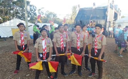 Anggota pramuka dari Indonesia hendak tampil dengan kode semaphore di Jambore Nasional Australia. (Foto: Deden Syefrudin)