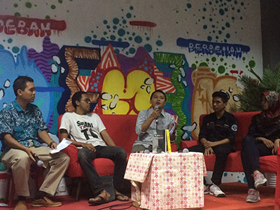 Diskusi peluncuran buku : Televisial (Merayakan Budaya Menonton, Membaca Program Televisi) dan Televishit JNCK (Jikalau Nonton Cermati dan Kritisi) di Gedung Telkomsel Loop Station, Yogyakarta, Sabtu, (09/01/2016). Foto : UMY