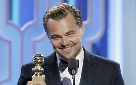 Leonardo DiCaprio raih penghargaan sebagai pemeran aktor terbaik Golden Globe 2016 dalam film "The Renevant". FOTO : Paul Drinkwater/Associated Press