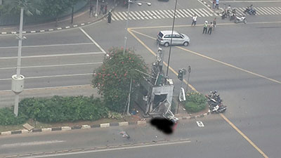 Suasana foto ledakan di pos polisi Sarinah, Jakarta yang tersebar di media sosial.
