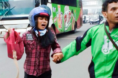 Pengendara Gojek selamatkan Anggun Kartika Sari, korban bom Sarinah. Foto : Netizan Media Sosial