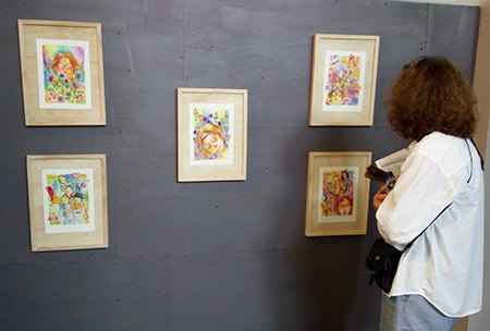 Seorang pengunjung sedang memperhatikan lukisan karya Novrida Pratiwi berjudul "Peace" (Damai) di Museum Ulen, Yogyakarta. Foto : Hartanto Ardi Saputra