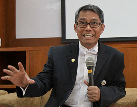 Tri Hanggono Achmad Rektor Universitas Padjadjaran menjelaskan pembukaan program studi kedokteran hewan, salah satu program studi yang baru di kampus tersebut. (Adima)