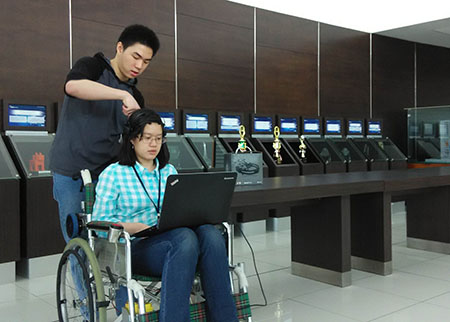 Mahasiswa Binus menguji coba kursi roda yang mampu digerakkan dengan otak.