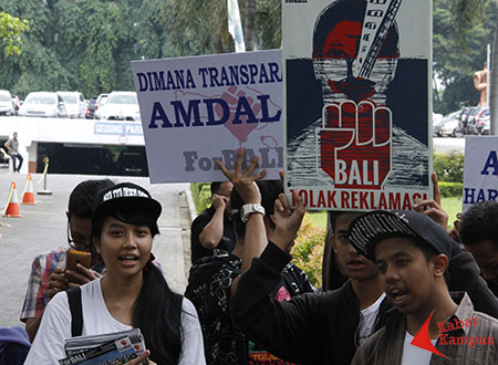 Sejumlah aktivis menggelar aksi penolakan terhadap reklamasi Teluk Benoa, di halaman KemenLHK, Jakarta, JUmat, (29/01/2016). Foto : Fauzan