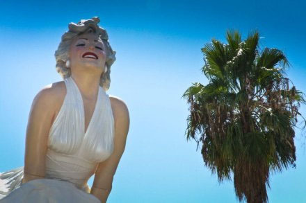 Butuh waktu 32 hari untuk mengangkut patung raksasa Marilyn Monroe karya perupa AS, Seward Johnson ke Bendigo, Victoria. (Credit: ABC) 