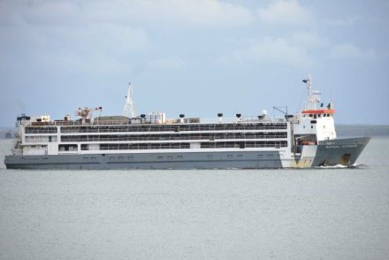 Kapal pengangkut ternak Finola, meninggalkan Pelabuhan Darwin. (Credit: ABC) 
